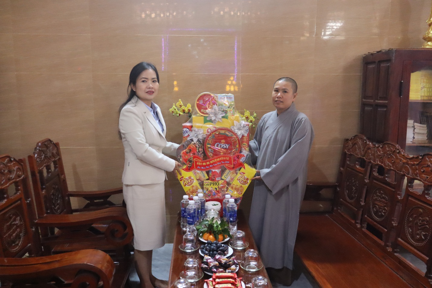 Đoàn công tác của Huyện ủy đến thăm và tặng quà các cơ sở tôn giáo nhân dịp tết nguyên đán Giáp Thìn năm 2024